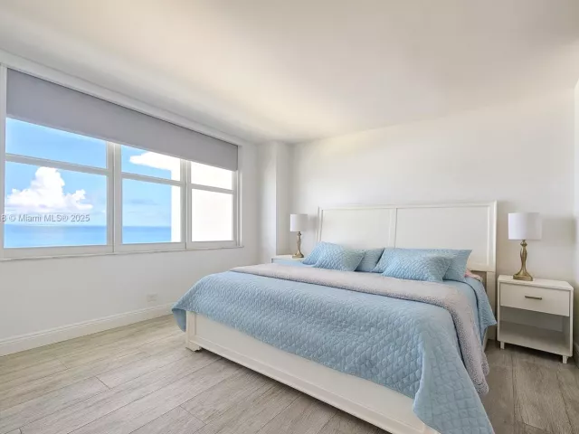 2-bedroom condo for sale in Miami Beach - 5601 Collins Ave 1409 - MondialRealty