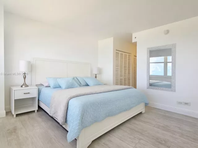 2-bedroom condo for sale in Miami Beach - 5601 Collins Ave 1409 - MondialRealty