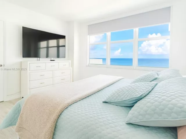 2-bedroom condo for sale in Miami Beach - 5601 Collins Ave 1409 - MondialRealty