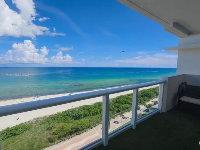 2-bedroom condo for sale in Miami Beach - 5601 Collins Ave 1409 - MondialRealty