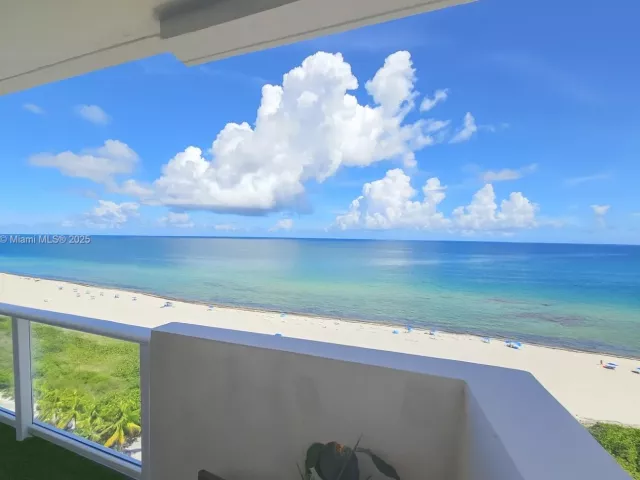2-bedroom condo for sale in Miami Beach - 5601 Collins Ave 1409 - MondialRealty