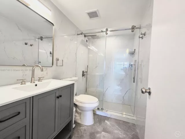 2-bedroom condo for sale in Miami Beach - 5601 Collins Ave 1409 - MondialRealty
