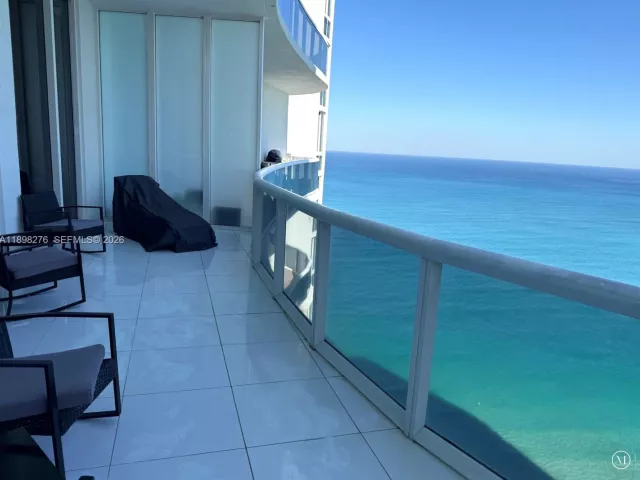 3-bedroom condo for rent in Sunny Isles Beach - 15901 Collins Ave 3907 - MondialRealty