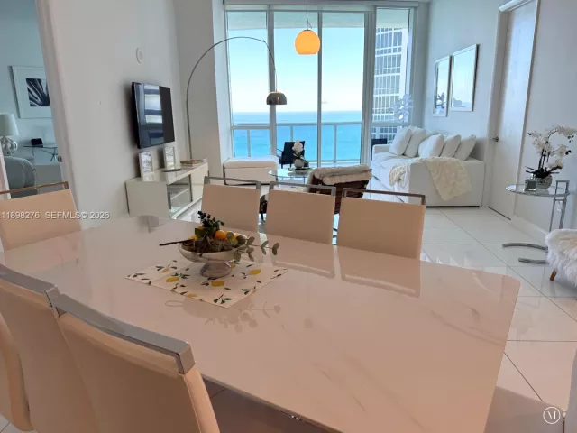 3-bedroom condo for rent in Sunny Isles Beach - 15901 Collins Ave 3907 - MondialRealty