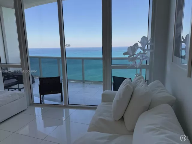 3-bedroom condo for rent in Sunny Isles Beach - 15901 Collins Ave 3907 - MondialRealty