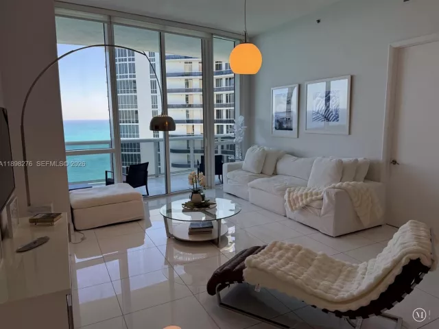 3-bedroom condo for rent in Sunny Isles Beach - 15901 Collins Ave 3907 - MondialRealty