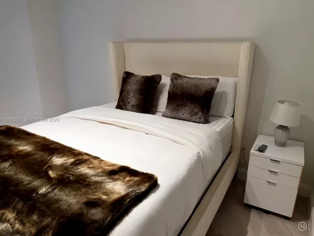 3-bedroom condo for rent in Sunny Isles Beach - 15901 Collins Ave 3907 - MondialRealty