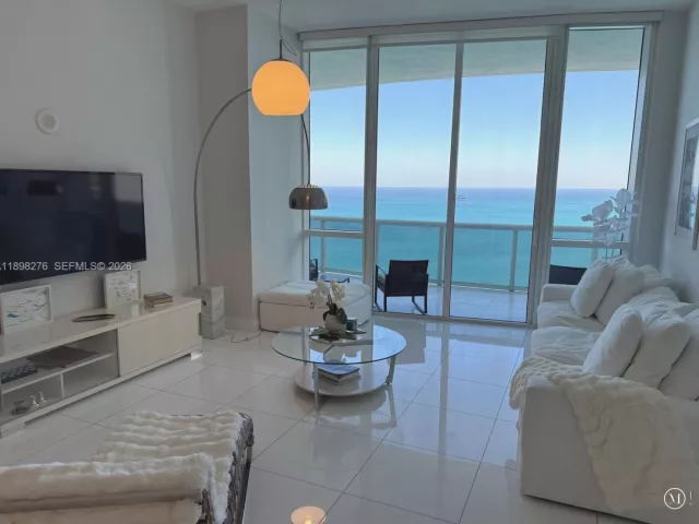 3-bedroom condo for rent in Sunny Isles Beach - 15901 Collins Ave 3907 - MondialRealty