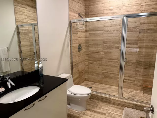 3-bedroom condo for rent in Sunny Isles Beach - 15901 Collins Ave 3907 - MondialRealty