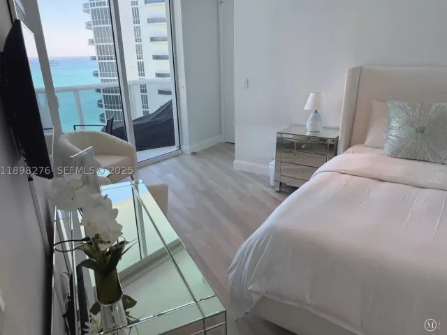 3-bedroom condo for rent in Sunny Isles Beach - 15901 Collins Ave 3907 - MondialRealty