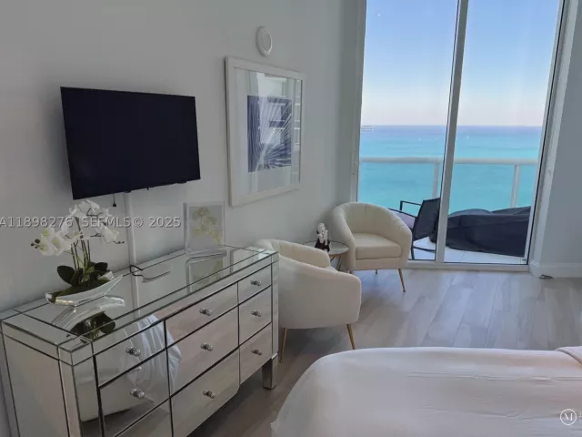 3-bedroom condo for rent in Sunny Isles Beach - 15901 Collins Ave 3907 - MondialRealty