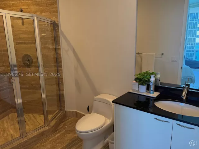 3-bedroom condo for rent in Sunny Isles Beach - 15901 Collins Ave 3907 - MondialRealty