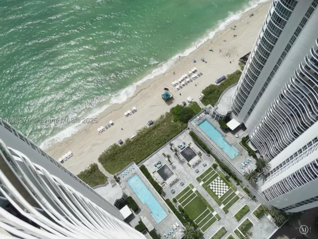 3-bedroom condo for rent in Sunny Isles Beach - 15901 Collins Ave 3907 - MondialRealty