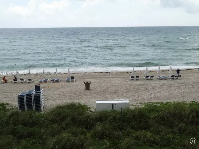 3-bedroom condo for rent in Sunny Isles Beach - 15901 Collins Ave 3907 - MondialRealty