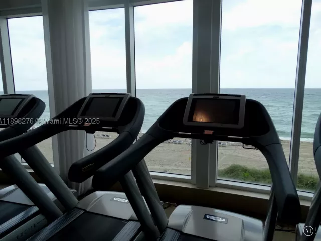3-bedroom condo for rent in Sunny Isles Beach - 15901 Collins Ave 3907 - MondialRealty