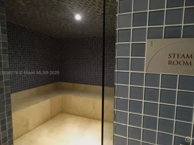 3-bedroom condo for rent in Sunny Isles Beach - 15901 Collins Ave 3907 - MondialRealty