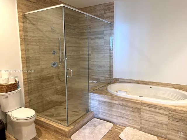 3-bedroom condo for rent in Sunny Isles Beach - 15901 Collins Ave 3907 - MondialRealty