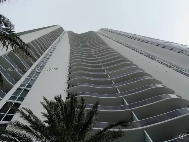 3-bedroom condo for rent in Sunny Isles Beach - 15901 Collins Ave 3907 - MondialRealty