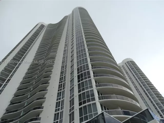 3-bedroom condo for rent in Sunny Isles Beach - 15901 Collins Ave 3907 - MondialRealty