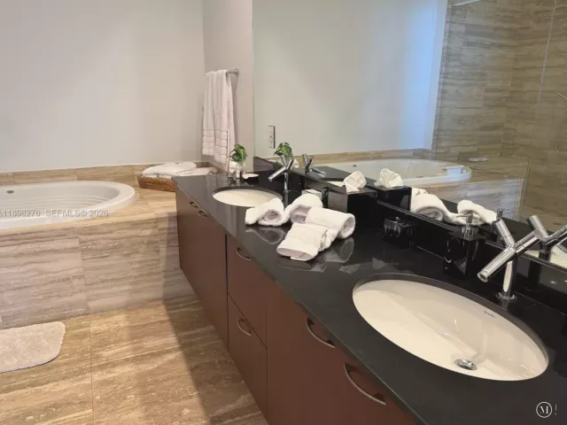 3-bedroom condo for rent in Sunny Isles Beach - 15901 Collins Ave 3907 - MondialRealty