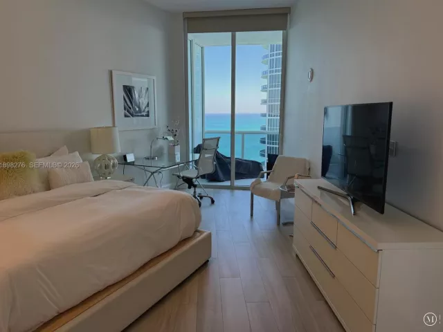 3-bedroom condo for rent in Sunny Isles Beach - 15901 Collins Ave 3907 - MondialRealty