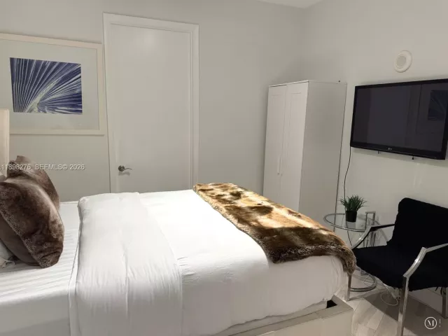 3-bedroom condo for rent in Sunny Isles Beach - 15901 Collins Ave 3907 - MondialRealty