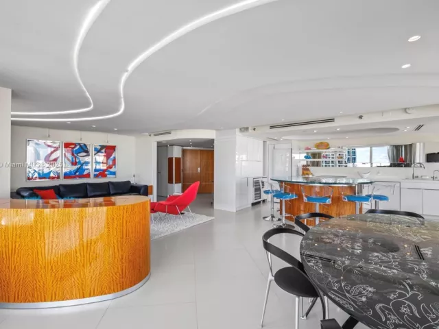 3-bedroom condo for sale in Miami Beach - 400 S Pointe Dr 910 - MondialRealty