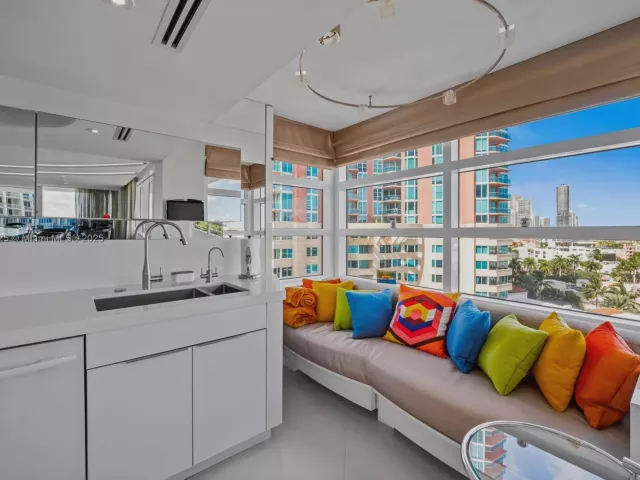 3-bedroom condo for sale in Miami Beach - 400 S Pointe Dr 910 - MondialRealty