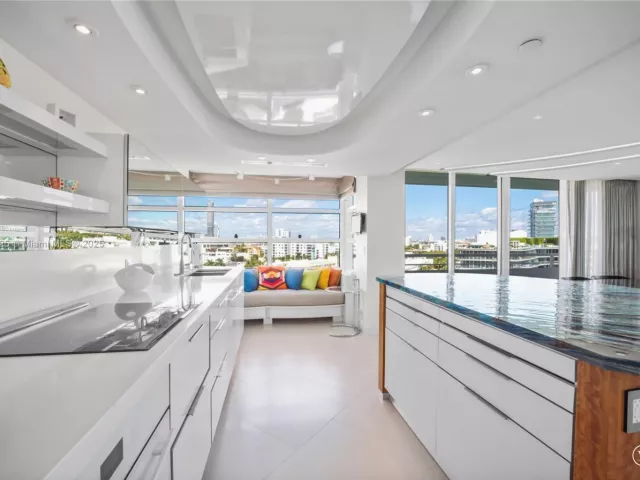 3-bedroom condo for sale in Miami Beach - 400 S Pointe Dr 910 - MondialRealty