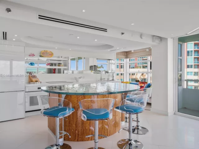 3-bedroom condo for sale in Miami Beach - 400 S Pointe Dr 910 - MondialRealty