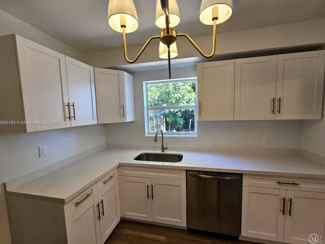 3-bedroom home for sale in Miami Beach - 1915 Normandy Drive - MondialRealty