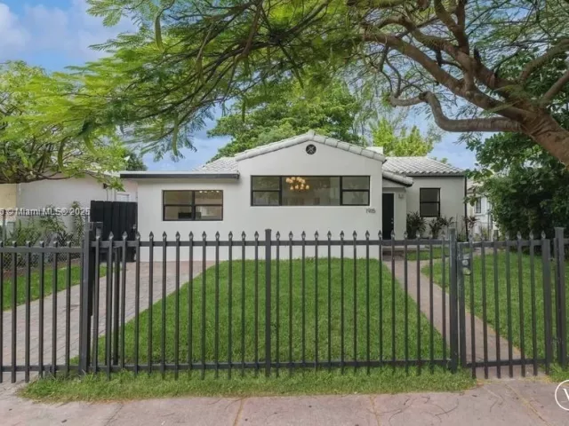 3-bedroom home for sale in Miami Beach - 1915 Normandy Drive - MondialRealty