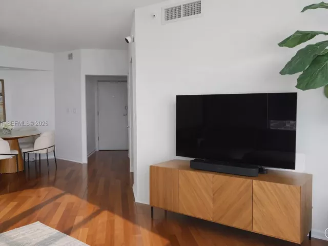 2-bedroom condo for sale in Miami Beach - 1330 West Ave 2601 - MondialRealty