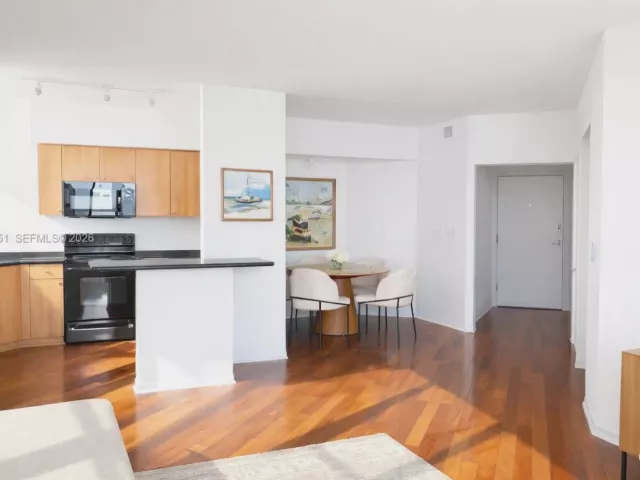 2-bedroom condo for sale in Miami Beach - 1330 West Ave 2601 - MondialRealty