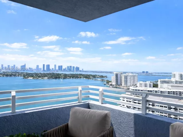 2-bedroom condo for sale in Miami Beach - 1330 West Ave 2601 - MondialRealty
