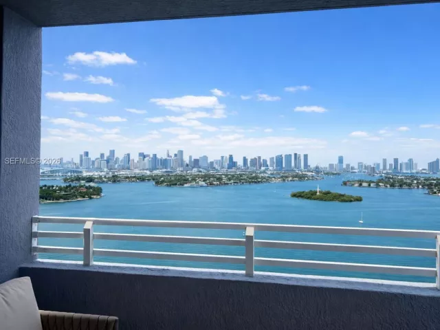 2-bedroom condo for sale in Miami Beach - 1330 West Ave 2601 - MondialRealty
