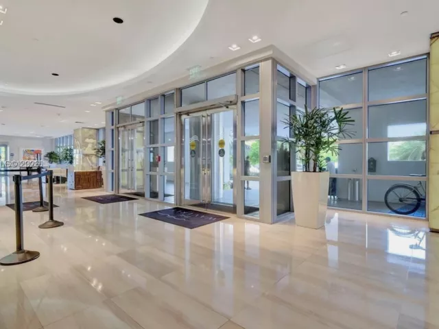 2-bedroom condo for sale in Miami Beach - 1330 West Ave 2601 - MondialRealty