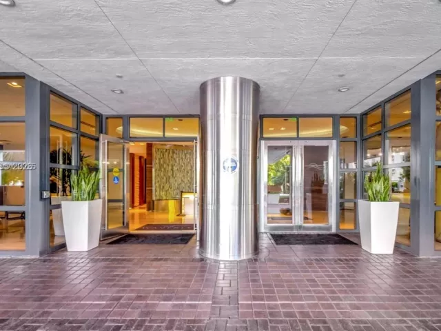 2-bedroom condo for sale in Miami Beach - 1330 West Ave 2601 - MondialRealty