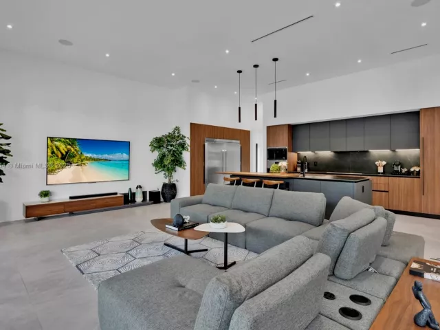 9-bedroom home for rent in Miami - 2110 NE 197th Ter - MondialRealty
