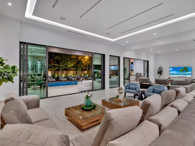 9-bedroom home for rent in Miami - 2110 NE 197th Ter - MondialRealty
