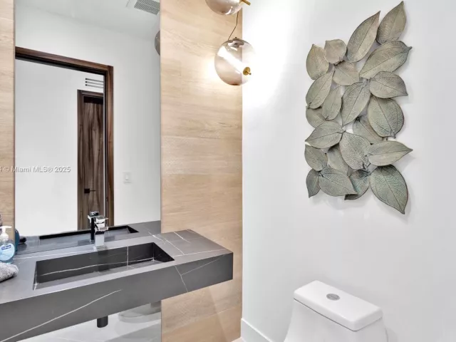 9-bedroom home for rent in Miami - 2110 NE 197th Ter - MondialRealty