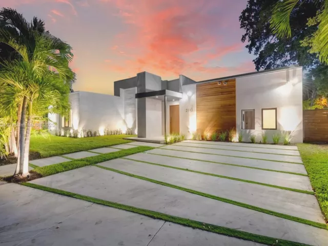 9-bedroom home for rent in Miami - 2110 NE 197th Ter - MondialRealty