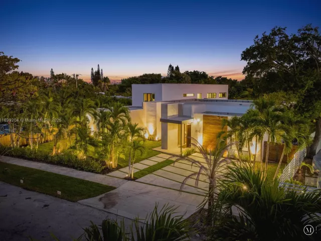 9-bedroom home for rent in Miami - 2110 NE 197th Ter - MondialRealty