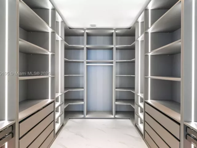 5-bedroom condo for sale in Miami - 700 NE 24th St 5401 - MondialRealty