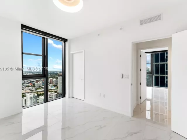 5-bedroom condo for sale in Miami - 700 NE 24th St 5401 - MondialRealty
