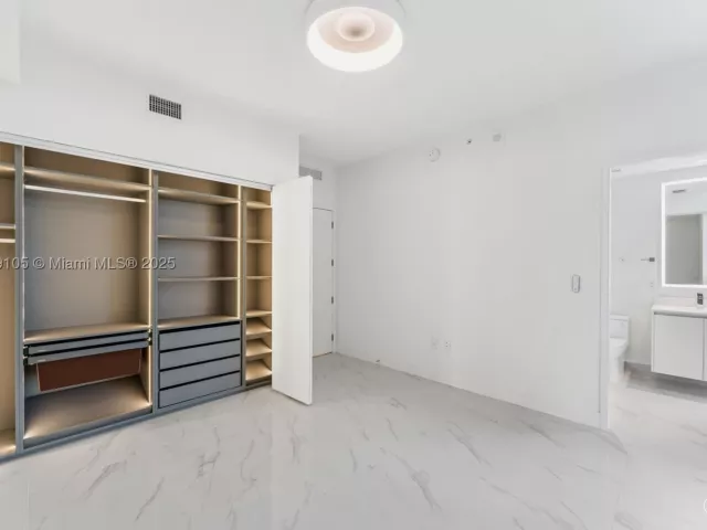 5-bedroom condo for sale in Miami - 700 NE 24th St 5401 - MondialRealty