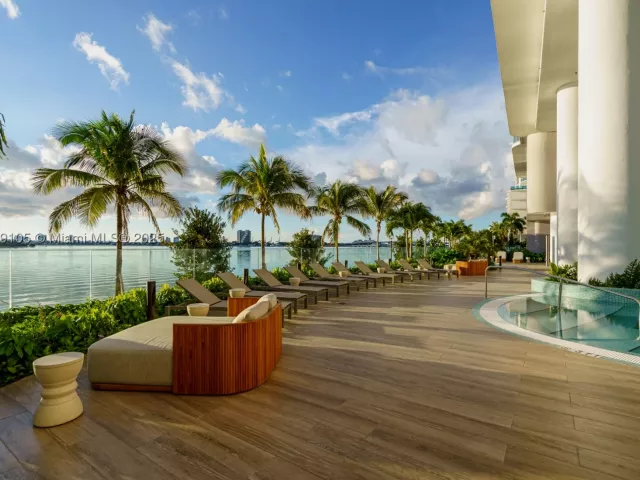 5-bedroom condo for sale in Miami - 700 NE 24th St 5401 - MondialRealty