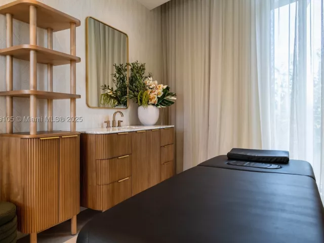 5-bedroom condo for sale in Miami - 700 NE 24th St 5401 - MondialRealty