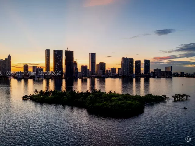 5-bedroom condo for sale in Miami - 700 NE 24th St 5401 - MondialRealty