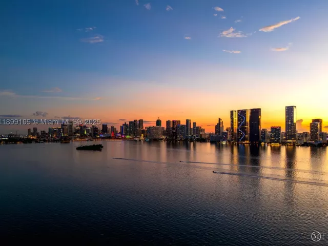 5-bedroom condo for sale in Miami - 700 NE 24th St 5401 - MondialRealty